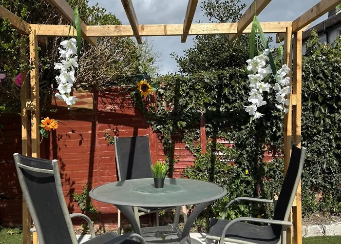 Superb Double Near Airport - 3 ゲストハウス