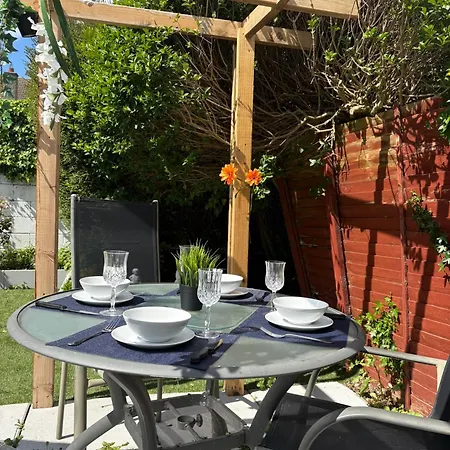 Superb Double Near Airport - 3 Πανσιόν *