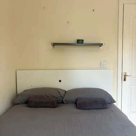 Superb Double Near Airport - 3 Πανσιόν *