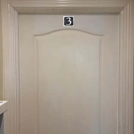 Πανσιόν Superb Double Near Airport - 3 *