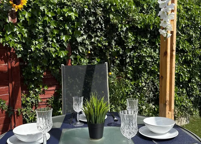 Superb Double Near Airport - 3 Affittacamere