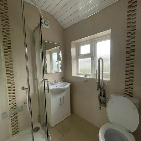 Superb Double Near Airport - 3 بيت ضيافة *