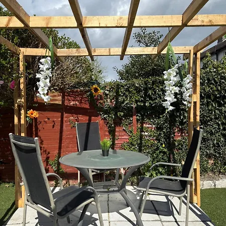 Superb Double Near Airport - 3 بيت ضيافة