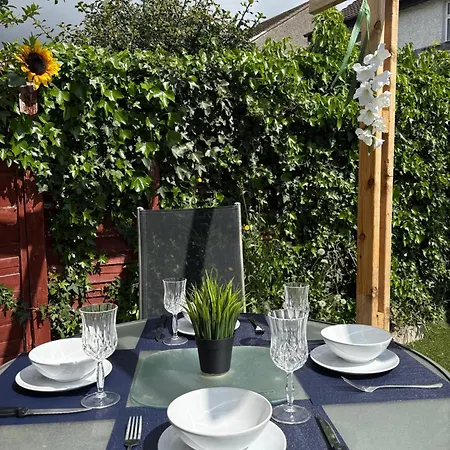 Superb Double Near Airport - 3 بيت ضيافة