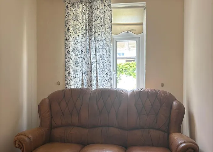 בית הארחה Superb Double Near Airport - 3